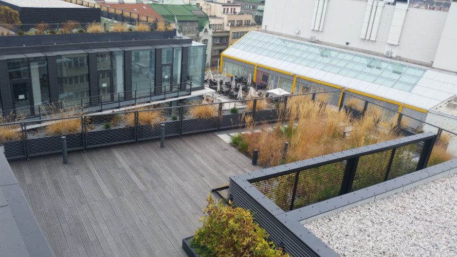 Luxus-Terrasse mit Blumentöpfe auf Fiberglas