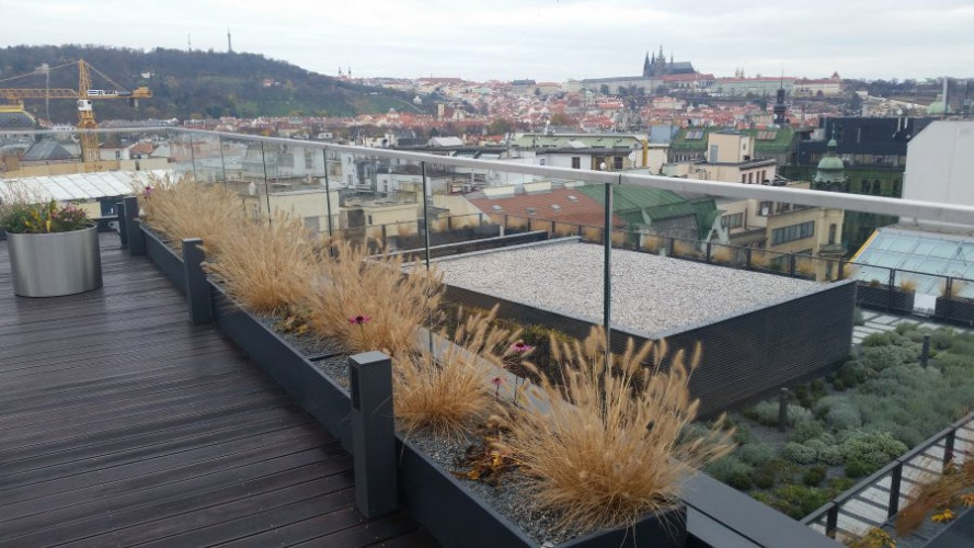 Blumentöpfe auf der Terrasse