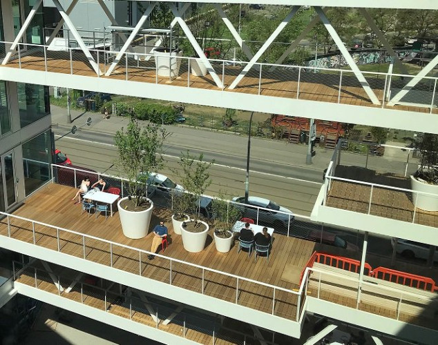 Große Terrasse mit Blumentöpfen