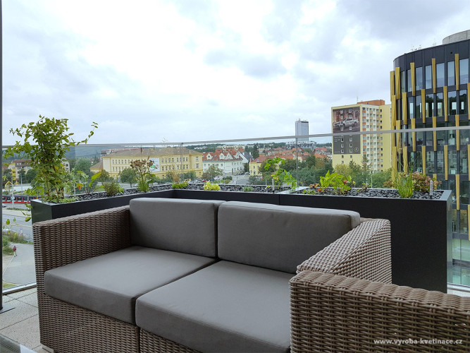 Luxuriöse Terrasse mit Blumentöpfen