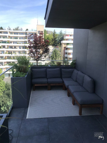 Privatterrasse mit den Blumentöpfen